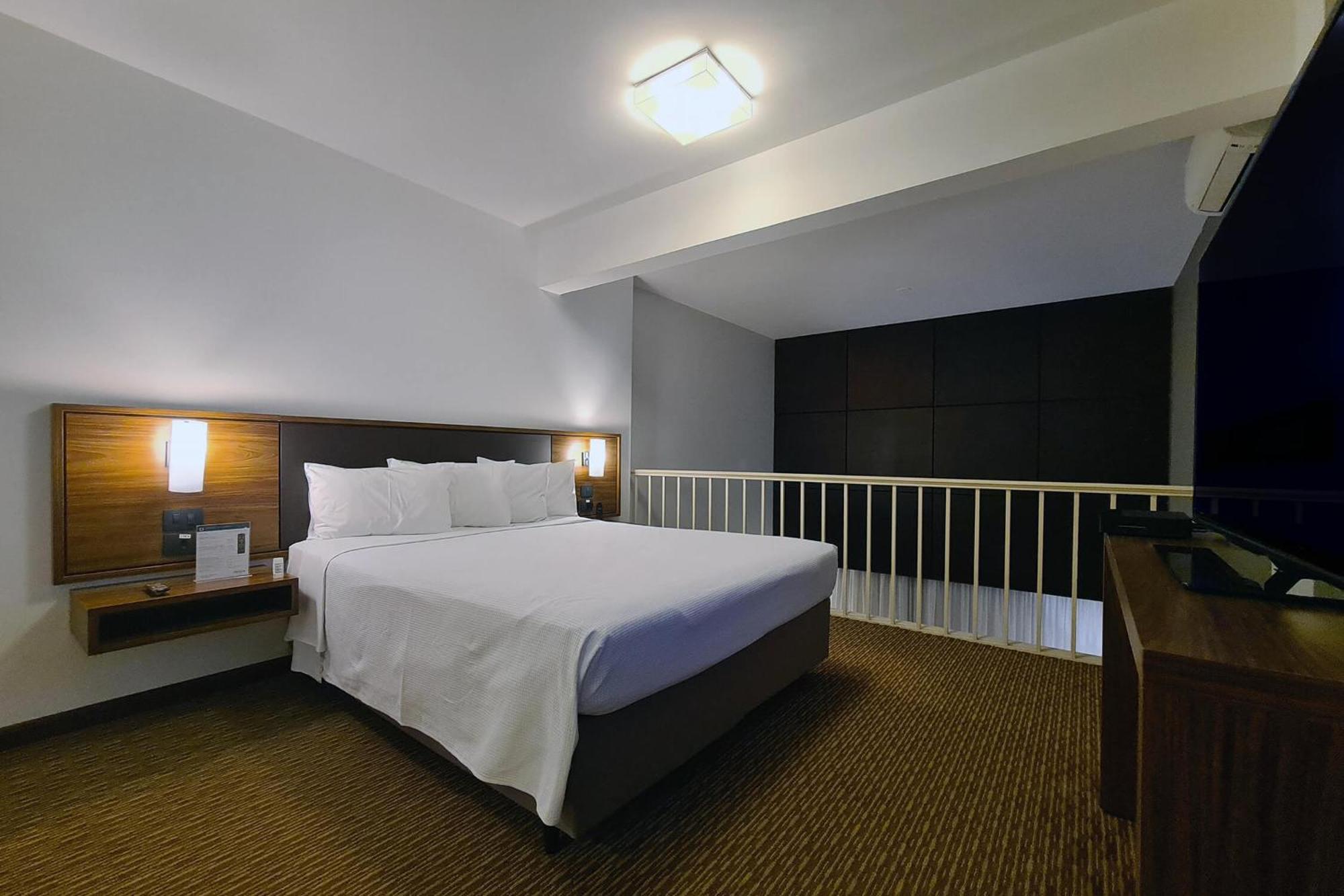 Hotel Deville Куритиба Екстериор снимка